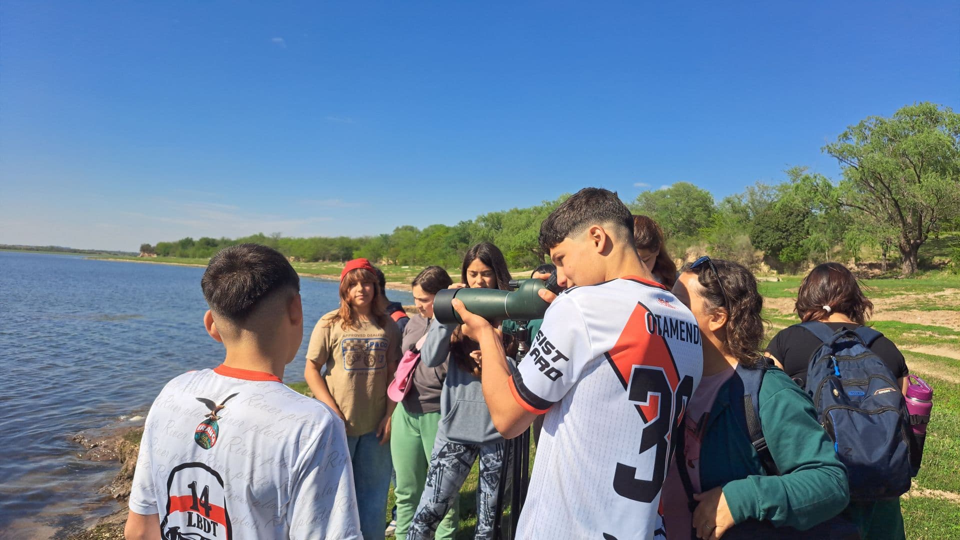 Jóvenes de Villa Quillinzo haciendo avistae de aves
