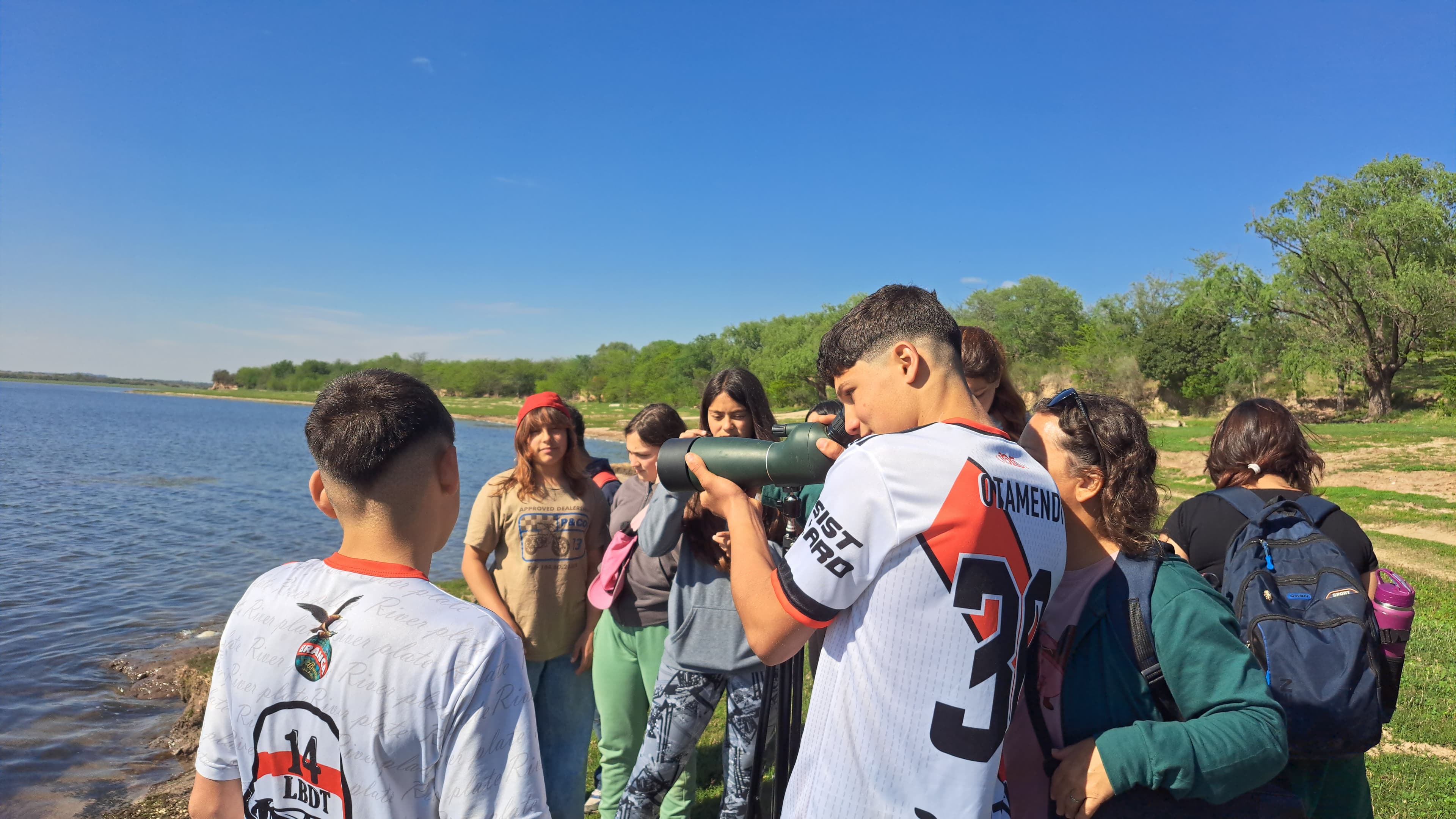 Jóvenes de Villa Quillinzo haciendo avistae de aves