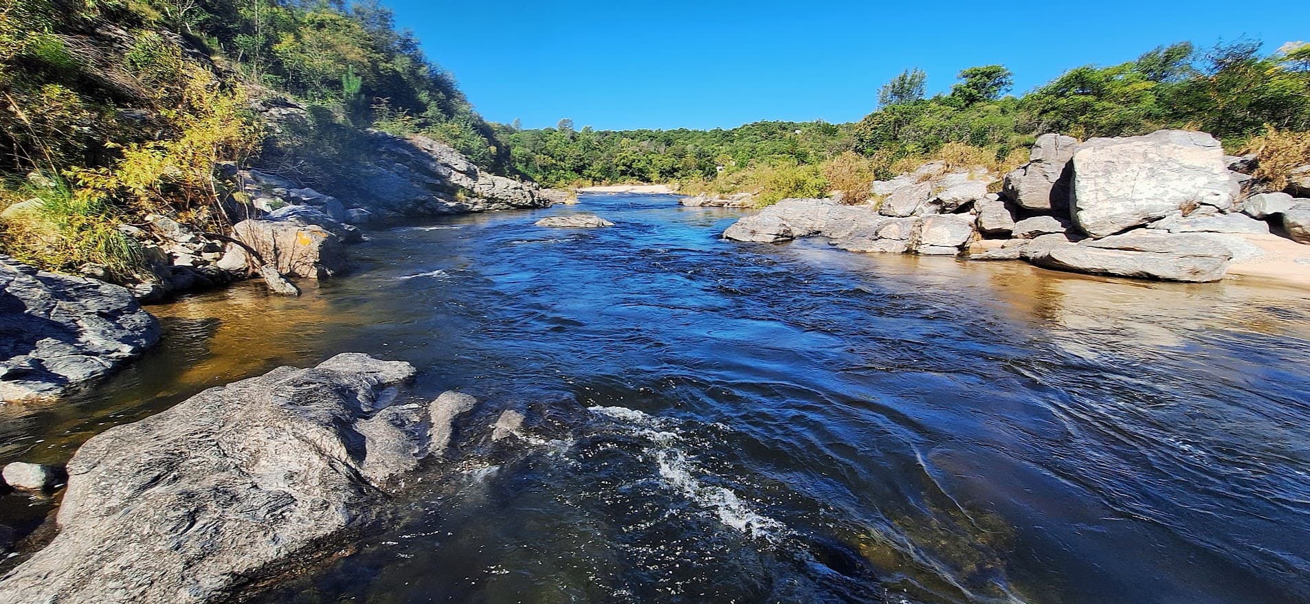 Vista del río con rocas